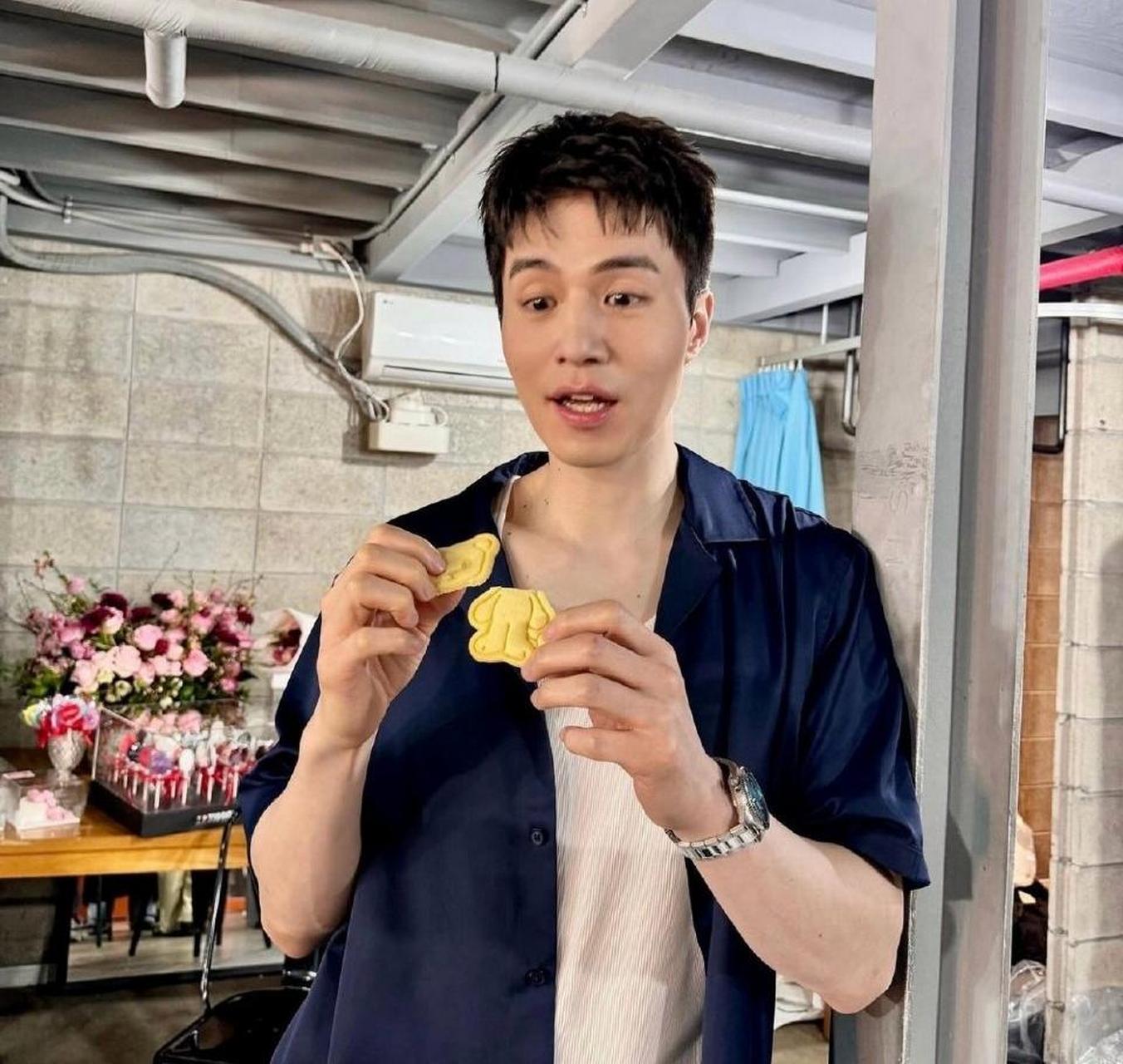 李栋旭短发更年轻!