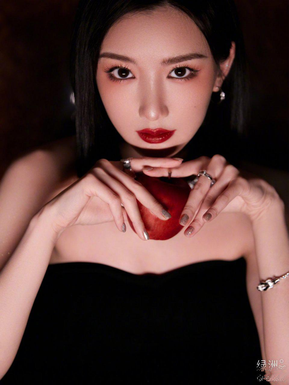 毛晓彤暗黑女王妆