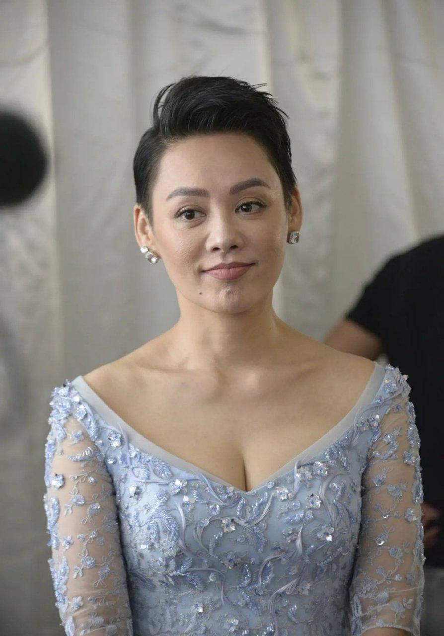 宁静穿低胸装妩媚动人!