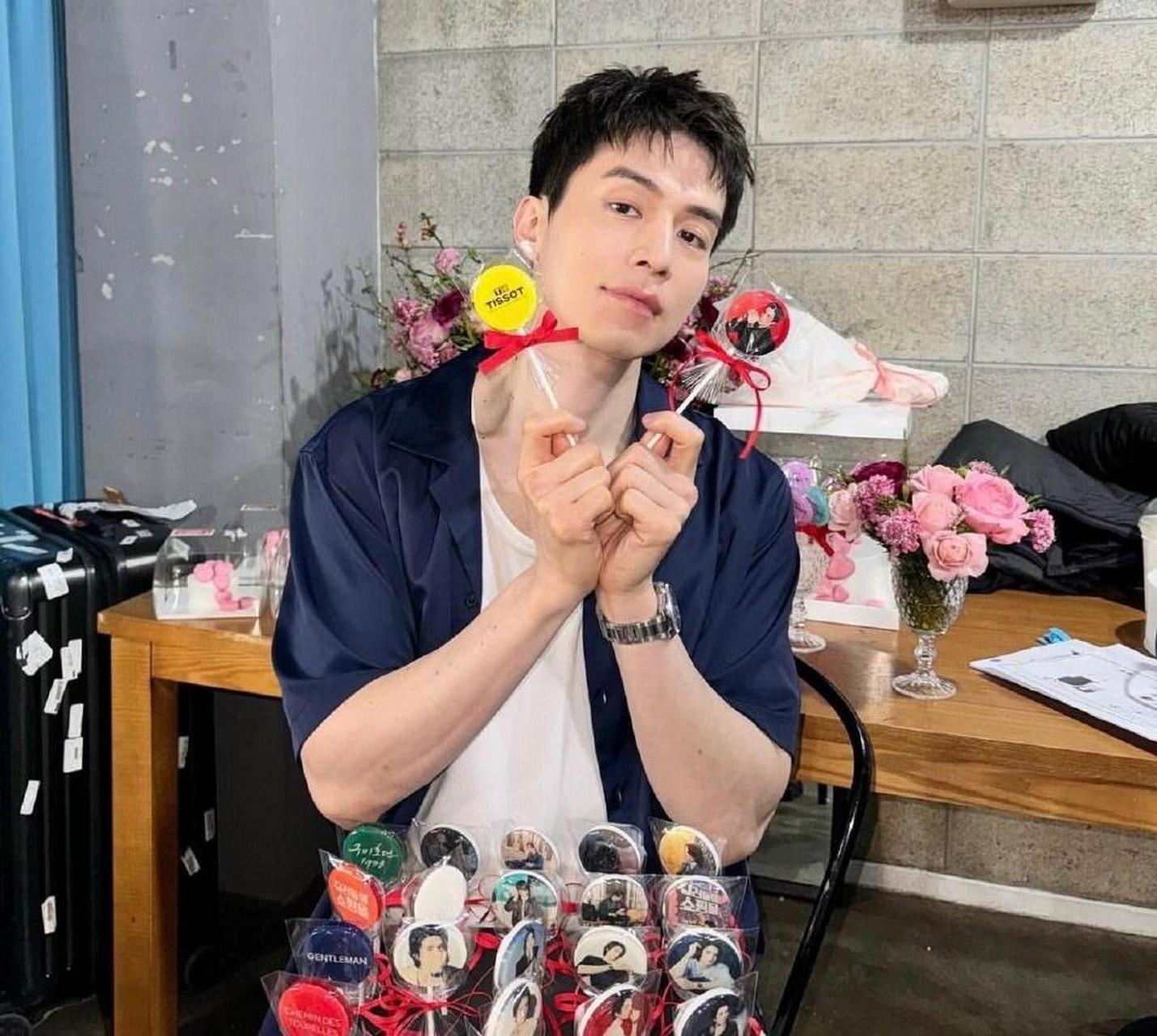 李栋旭短发更年轻!