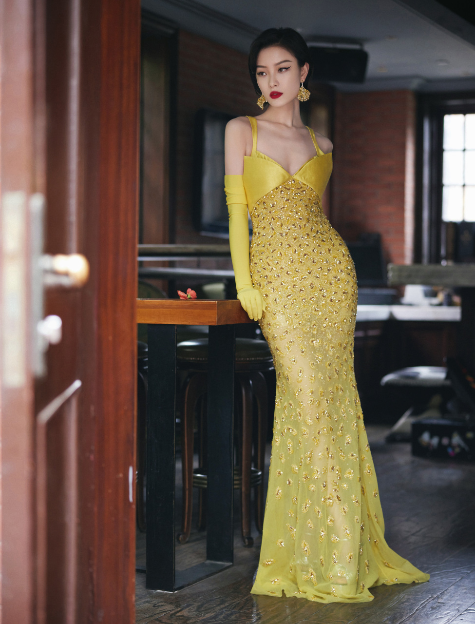 倪妮身穿黄色亮片礼裙,璀璨夺目,尽显高雅气质.