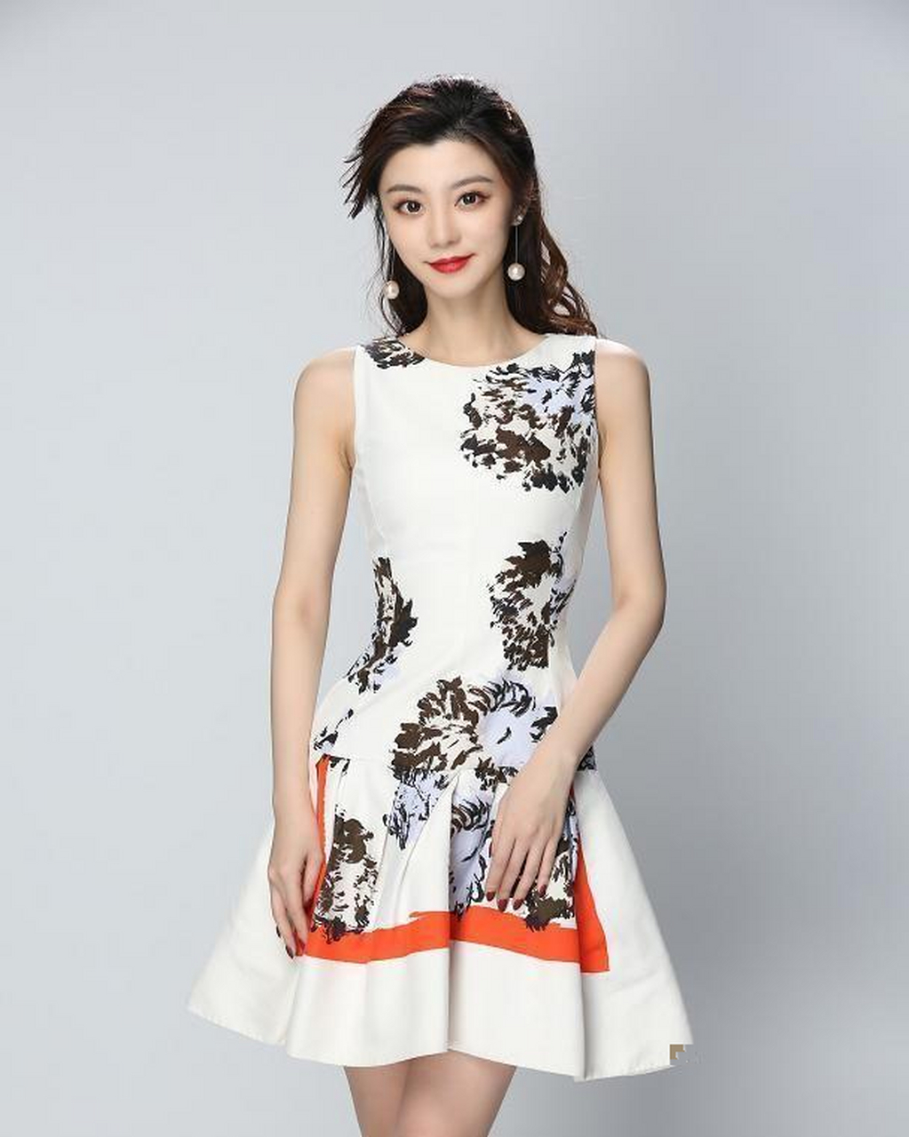 《王牌对王牌》中的美女主持费费