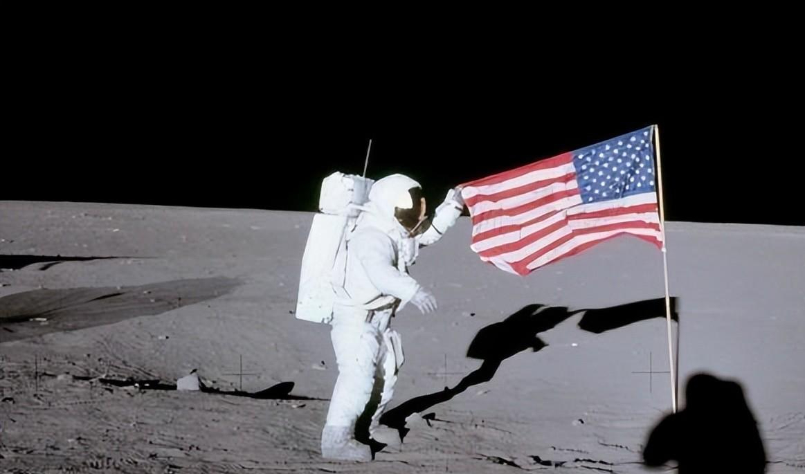美国登月发现苏联国旗图片
