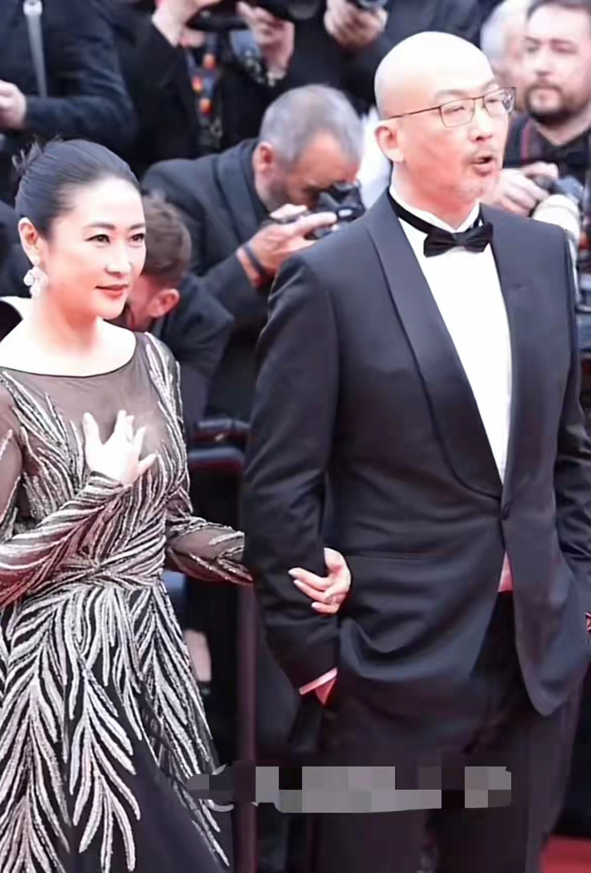 5月15日,许久不见的知名导演管虎,带着妻子梁静现身戛纳红毯,两人高调