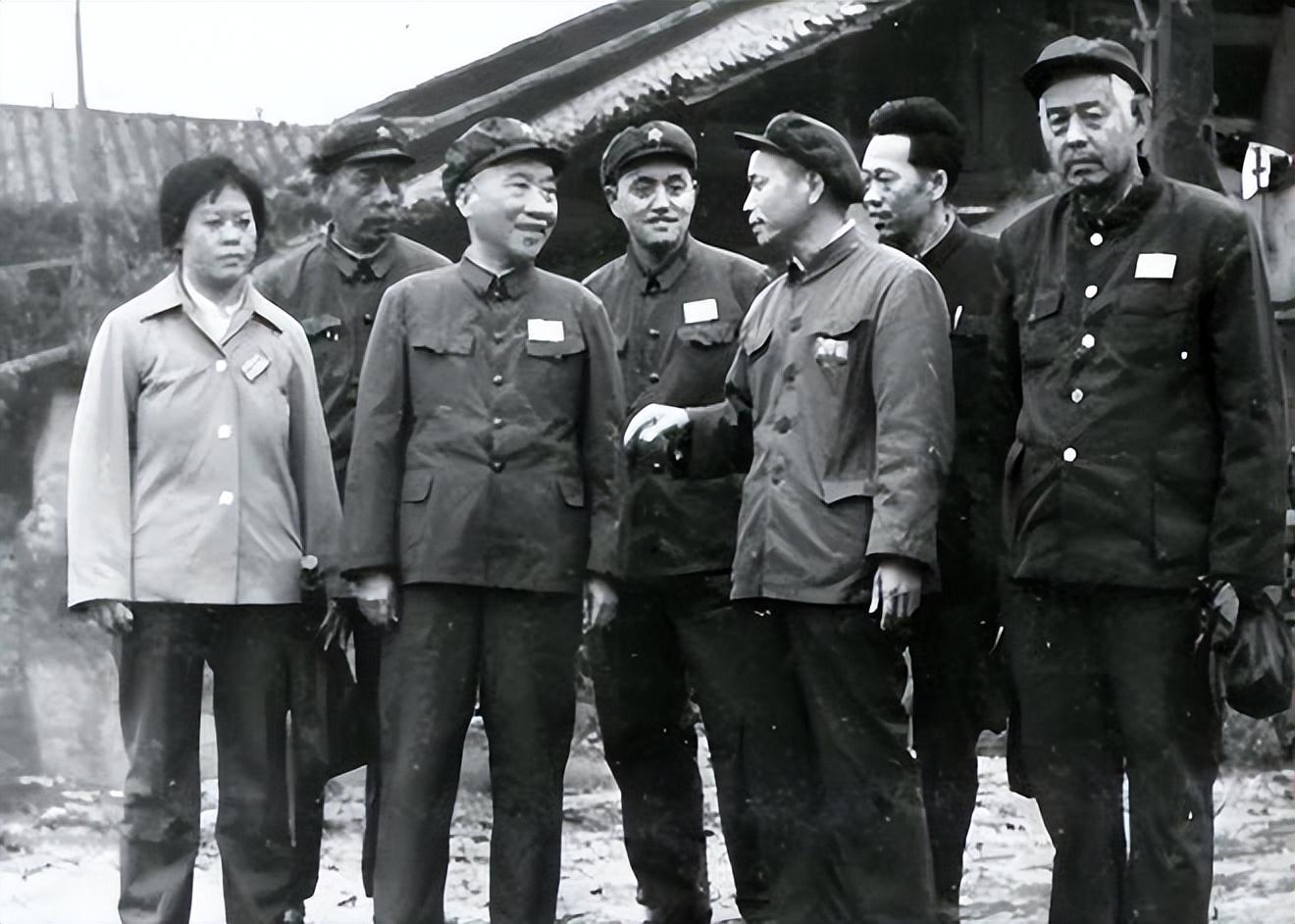 55年授衔大会前,一开国将军嫌军衔太低,怒撕肩章后结局如何?