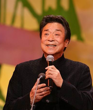 回顾歌唱家李光羲:穷小子和富家女相爱65年,3个女儿成他的骄傲