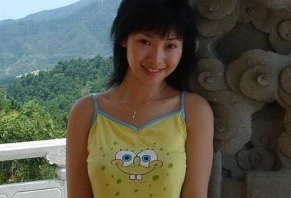 回顾台上是漂亮女神,台下是苦命的女人,性感女神柳岩的双面人生