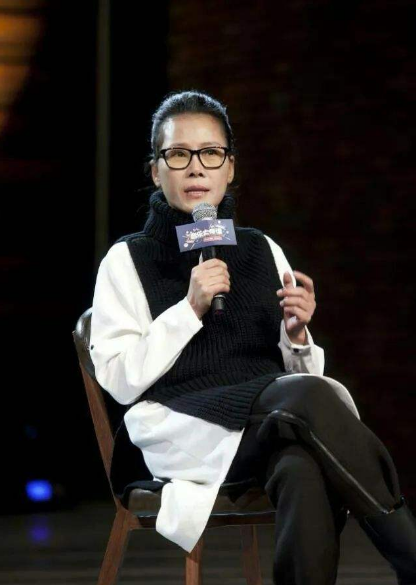 回顾田震:一生正直,摔话筒揭"潜规则",和那英闹掰,我不后悔