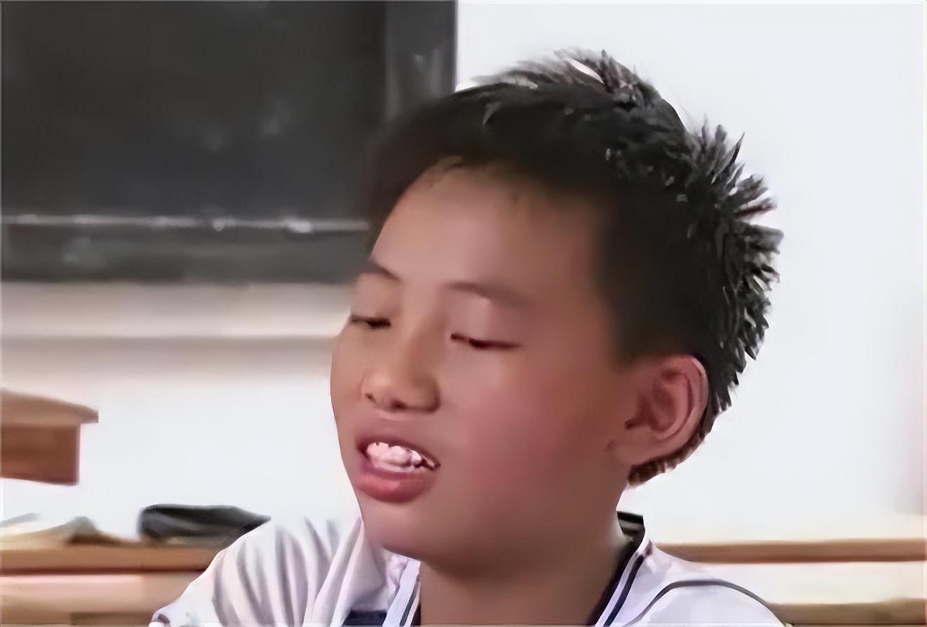 2014年,广西一男童无依无靠,靠吃野菜为生,获爱心捐款500万