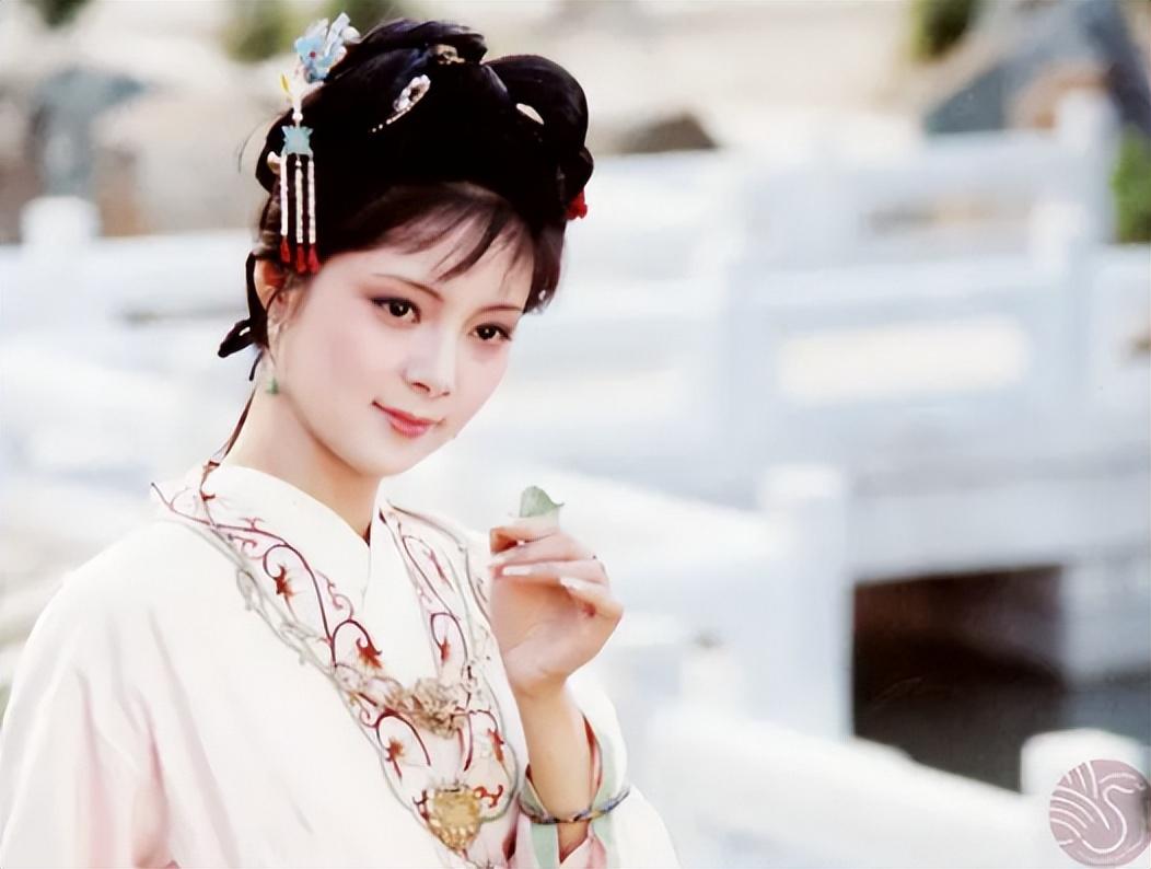 87版《红楼梦》薛宝钗的扮演者是张莉.