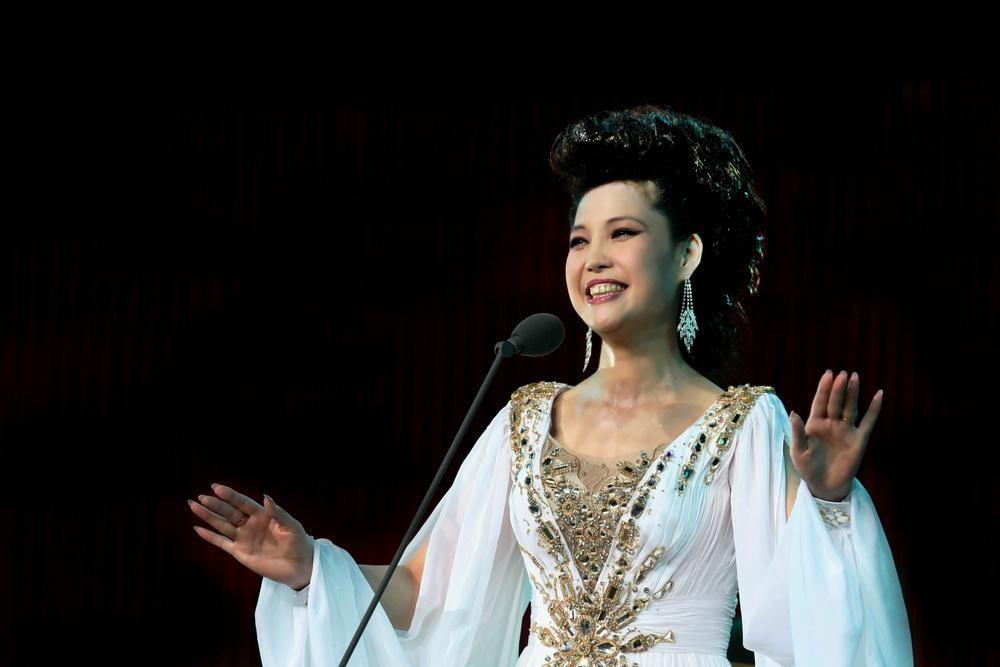 回顾梦鸽:24岁嫁51岁李双江,结婚33年生一子,儿子成夫妻心病