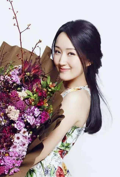 成为了当时内地最受欢迎的女歌手之一,当时的杨钰莹几乎每出一首歌,都