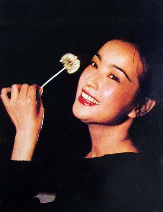 1994年,刘晓庆在拍摄《武则天》时,与作家亚丁结识,或许是她当时很想