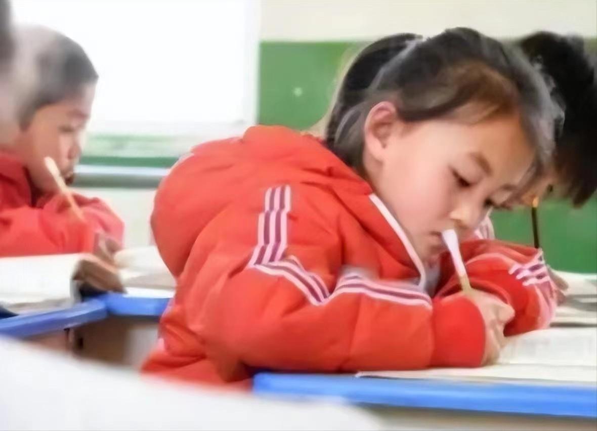 2021年,宁夏7岁小女生因一张笑脸走红,父母为她婉拒100万签约!