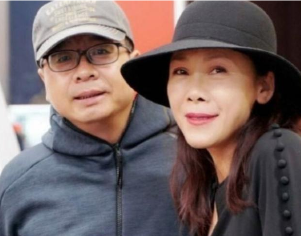 回顾田震:一生正直,摔话筒揭"潜规则",和那英闹掰,我不后悔