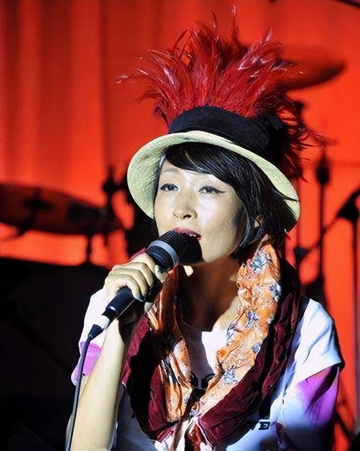 得知两人离婚后,张超峰开始追求她,陪她走南闯北演出,关心她的一举一