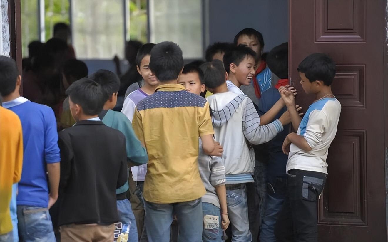 2014年,广西一男童无依无靠,靠吃野菜为生,获爱心捐款500万