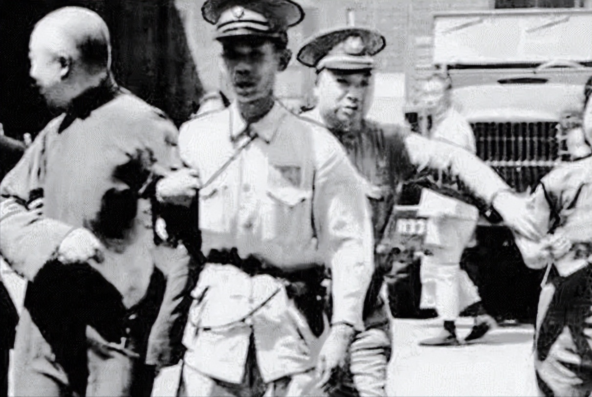 1946年,地下党开会时突然听到小贩大喊卖糖,会议负责人:快撤退