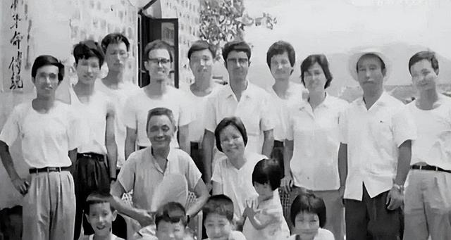 甘祖昌的长子甘锦荣,在父亲的引导下,先是在钢厂担任工人,通过这份