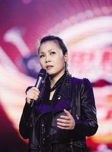 回顾田震:一生正直,摔话筒揭"潜规则",和那英闹掰,我不后悔