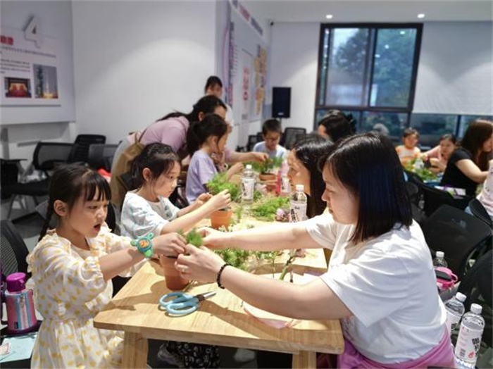 以花之名 诉爱于行——成都市成华区华林社区举办母亲节亲子插花活动