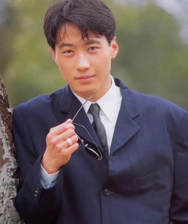 ""现在许多年轻演员长得帅,但演技一般唱歌一般."接着他又说:黎明