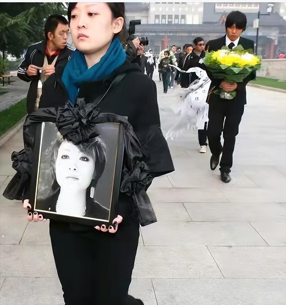 一方面是说杨坤不让张超峰出席葬礼,主观认为张超峰对不起陈琳.