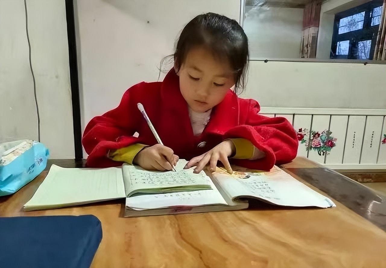 2021年,宁夏7岁小女生因一张笑脸走红,父母为她婉拒100万签约!