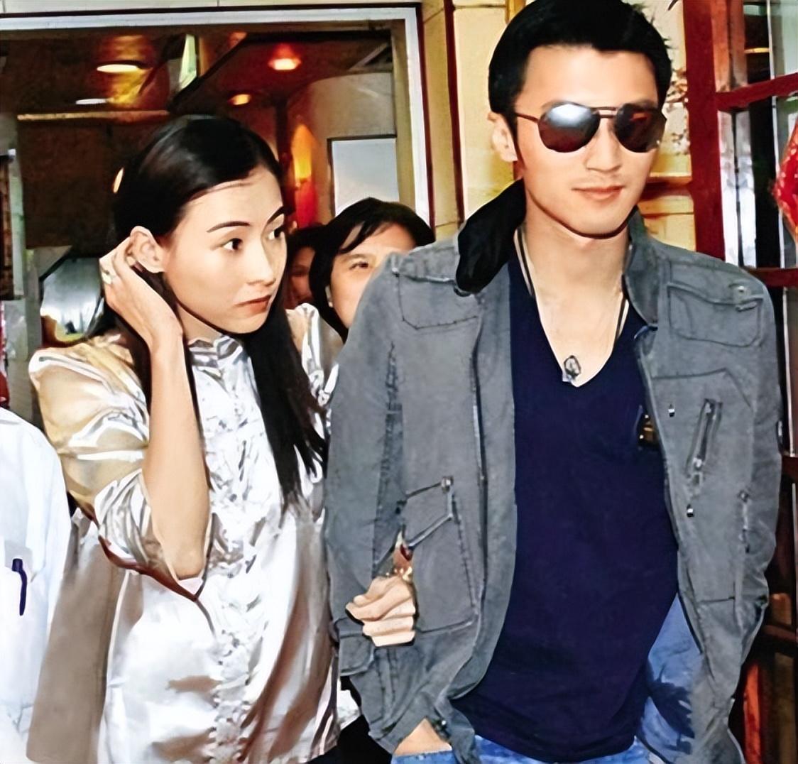 陈小春与张柏芝关系极好,两人还被拍到同游泰国的照片.