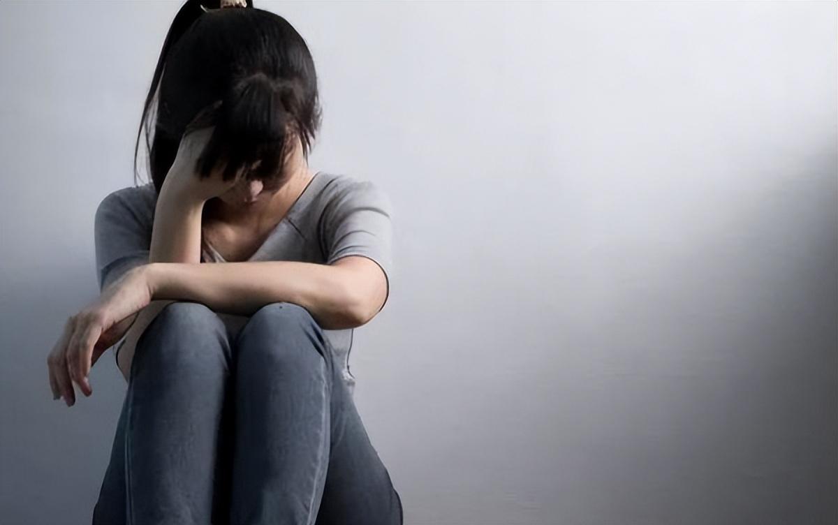 王佳每天就跟怨妇一样,每当看到昔日姐妹比她过得好,她就嚷着自己不想