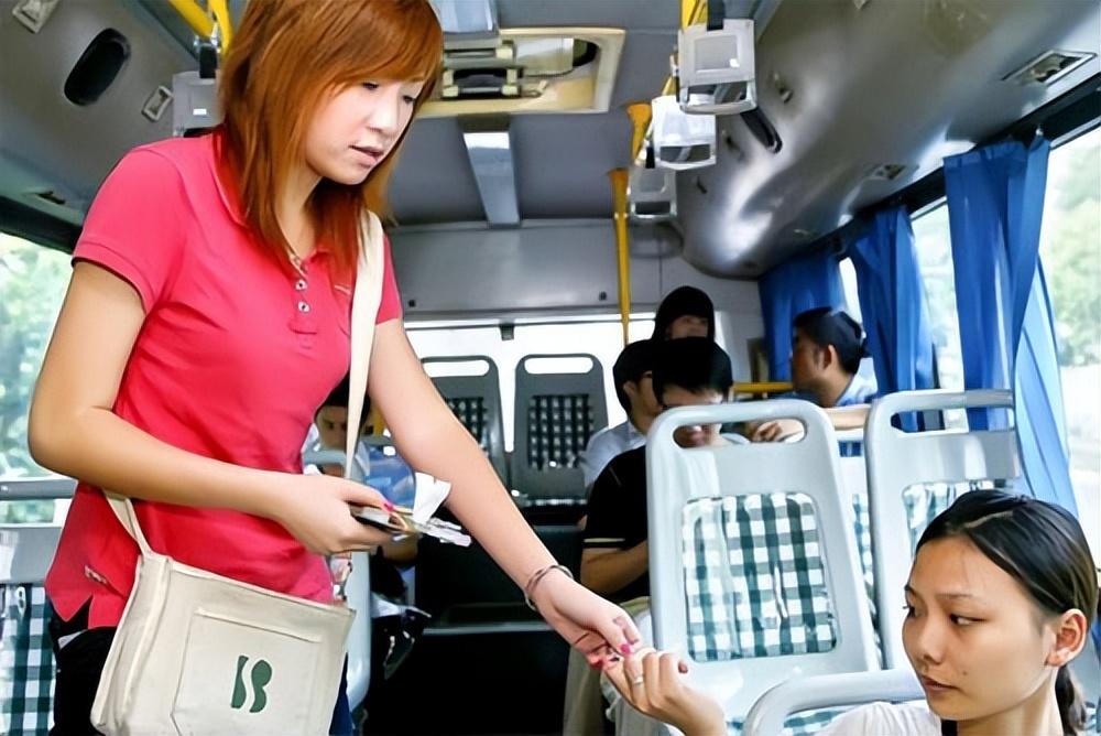 开国上将韦国清坐公交察民情,售票员态度跋扈,将军:你被开除了