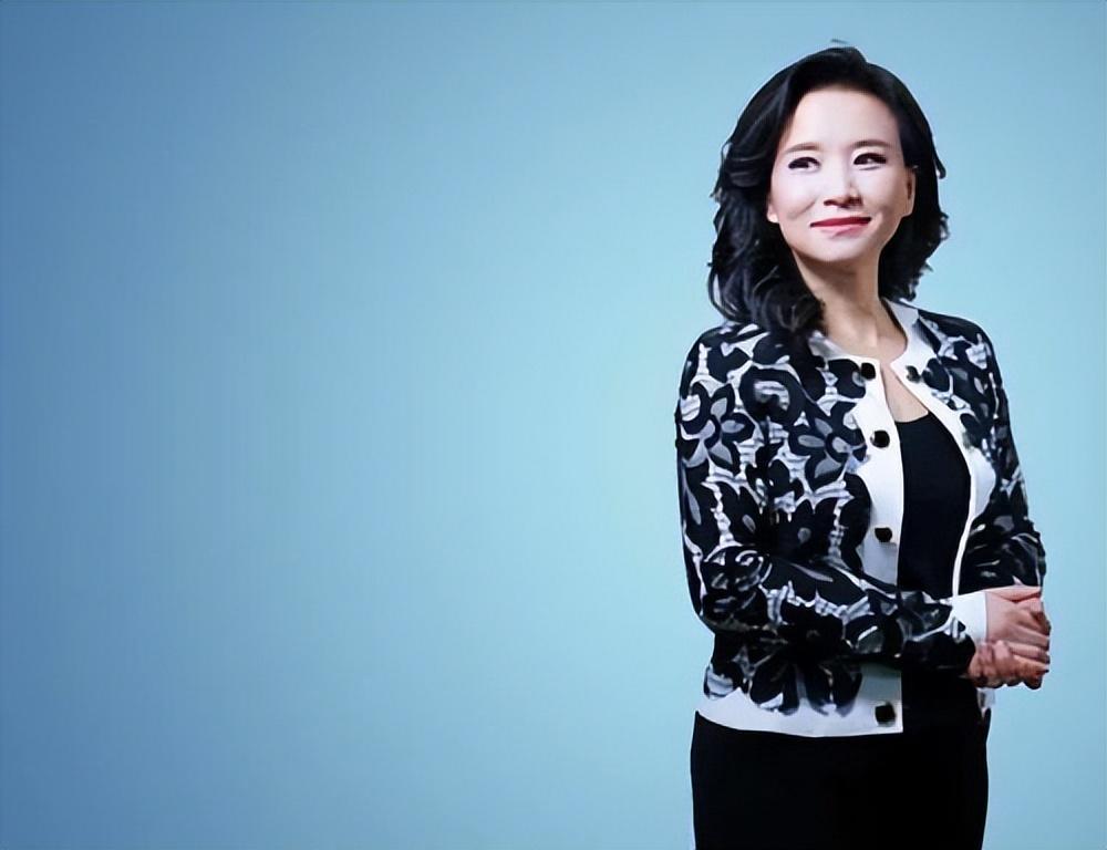 央视女主持成蕾,隐藏了多年的"间谍",说错1句话被揭开身份