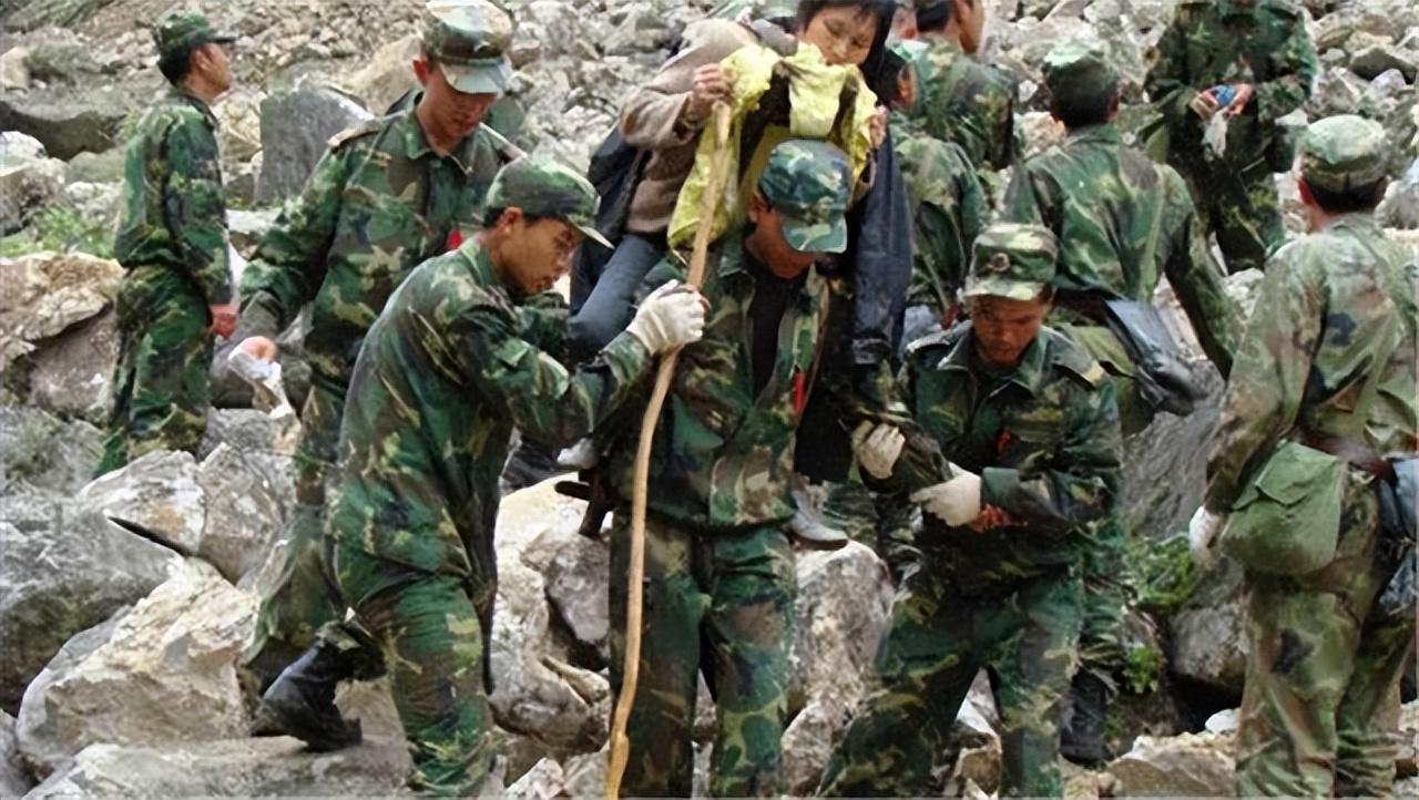 回顾汶川地震后,父亲背着儿子遗体走25公里回家,一张照片感动中国