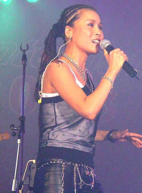 回顾田震:一生正直,摔话筒揭"潜规则",和那英闹掰,我不后悔