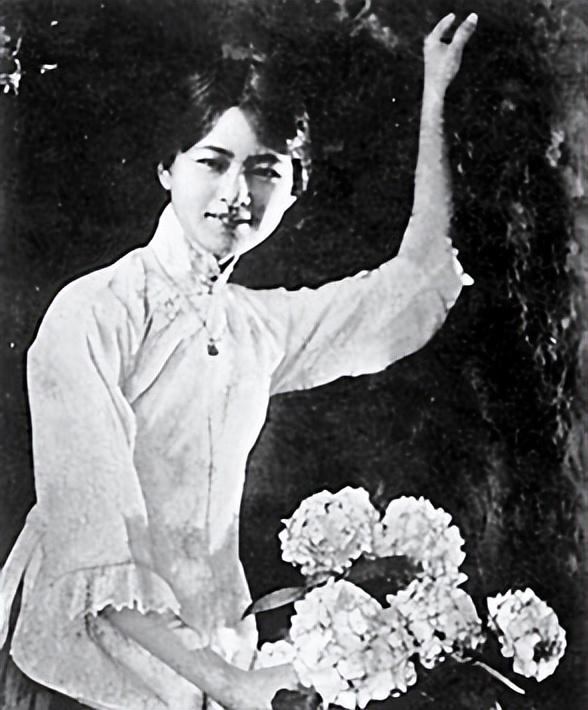 民国九年(1920年),16岁的林徽因亭亭玉立,培华女子中学贵族式的教育