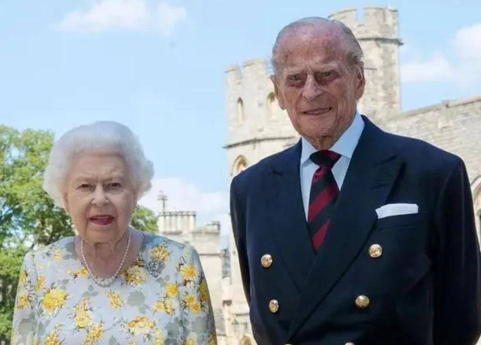 99岁菲利普亲王临终前出院,陪在女王身边,还让查尔斯好好照顾她