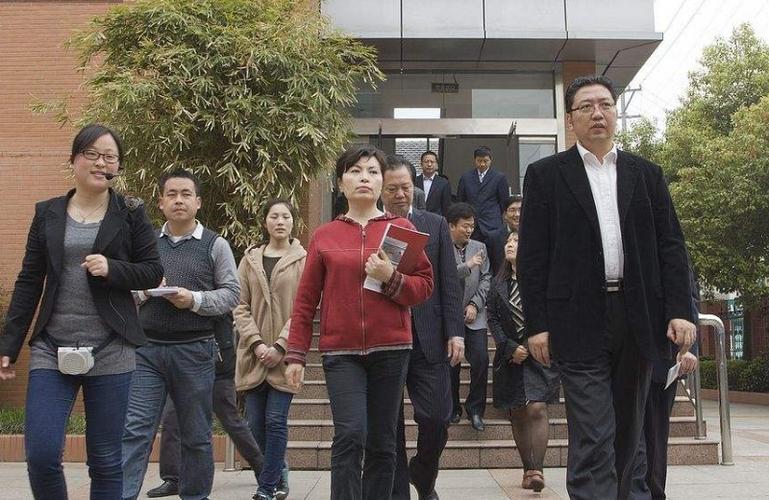回顾央视国脸李瑞英:工作28年0失误,听闻儿子跳楼后,坚守岗位