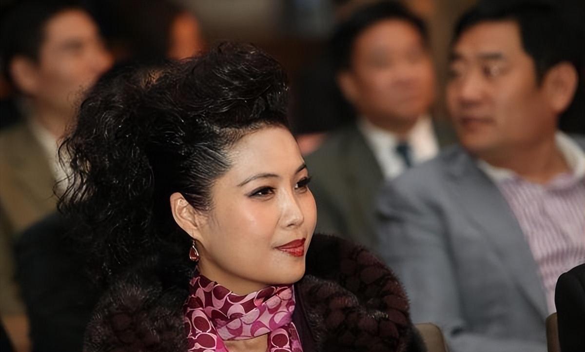 回顾梦鸽:24岁嫁51岁李双江,结婚33年生一子,儿子成夫妻心病