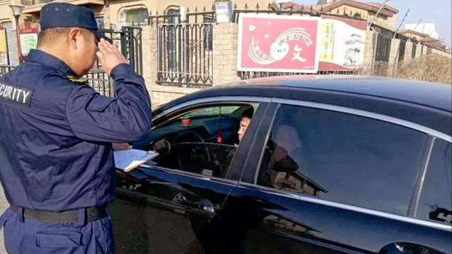 2010年,深圳孕妇动手打保安,还骂对方是看门狗,结果被一脚踹流产