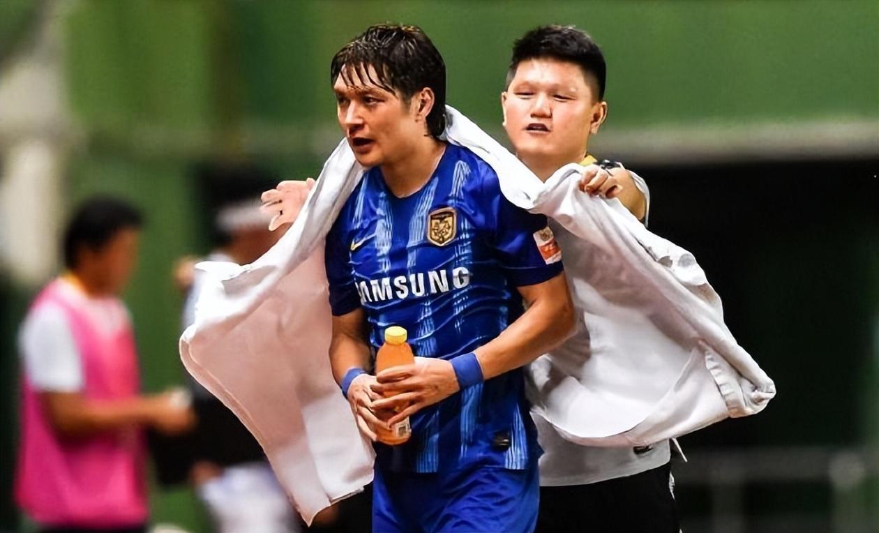 人傻钱多 汪嵩:我在苏宁一年能挣八九百万 会30米长传都能挣300万