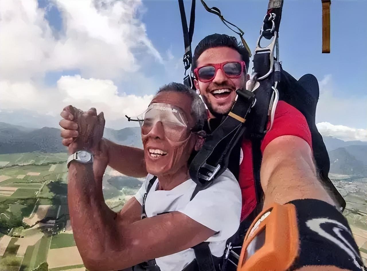 2015年,北大学霸将癌晚期父亲骗出国,88天后归来,结局催人泪下