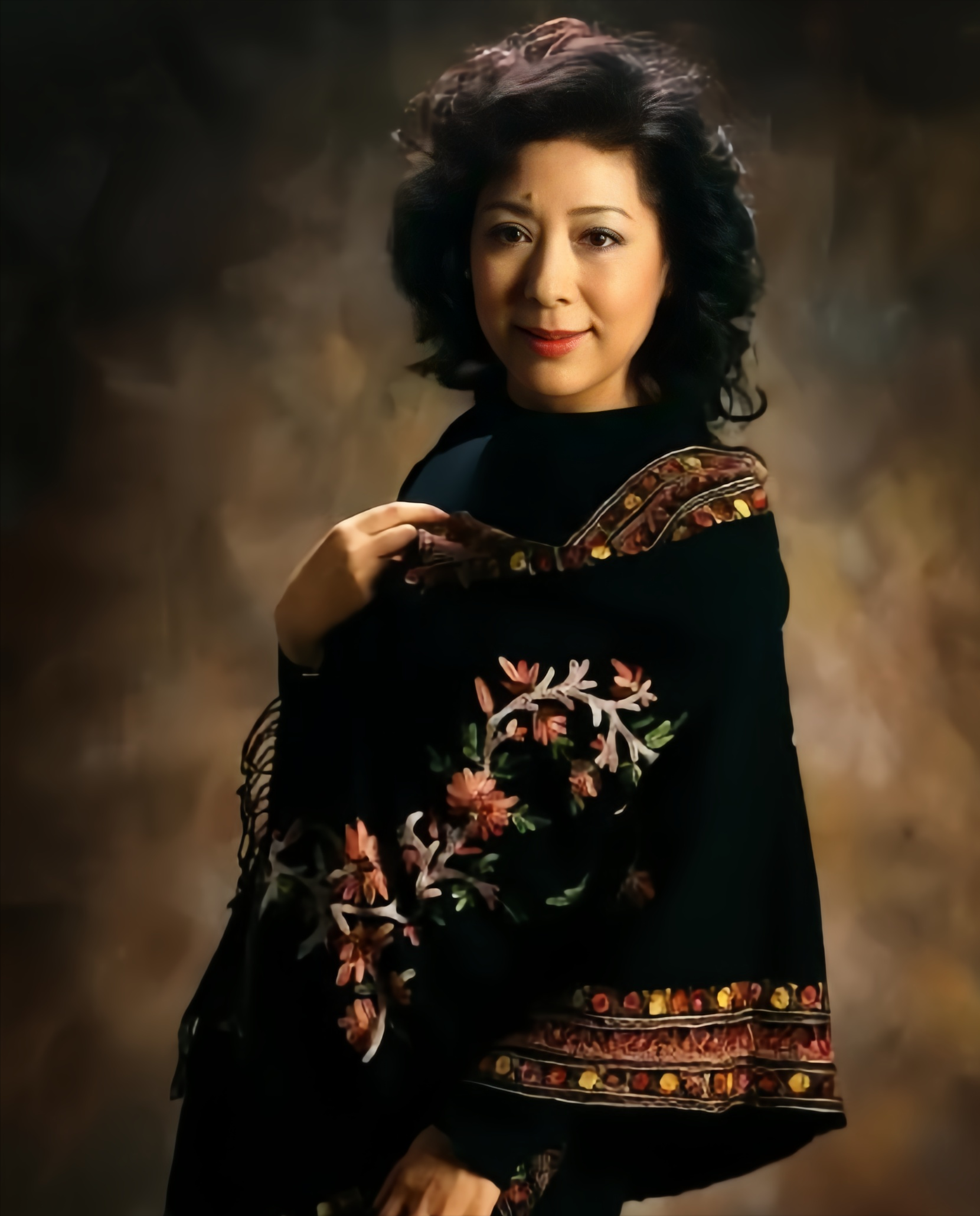 70岁的关牧村皮肤白皙,女人味完全不输莫文蔚,性感又迷人!