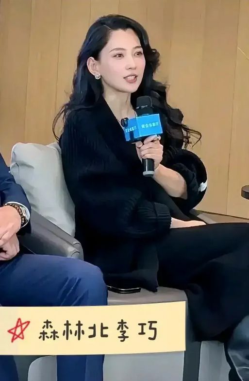 汪峰母亲节带小19岁新女友新疆女网红回家,网友:最漂亮的一个