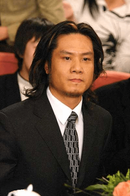 1994年,刘晓庆在拍摄《武则天》时,与作家亚丁结识,或许是她当时很想