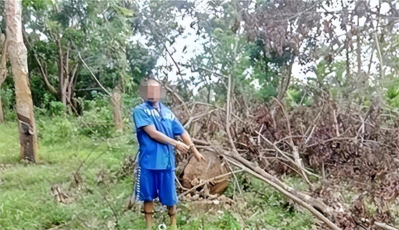 2020年,一男子用铁链将妻子绑树上5个月,后妻子被活活饿死