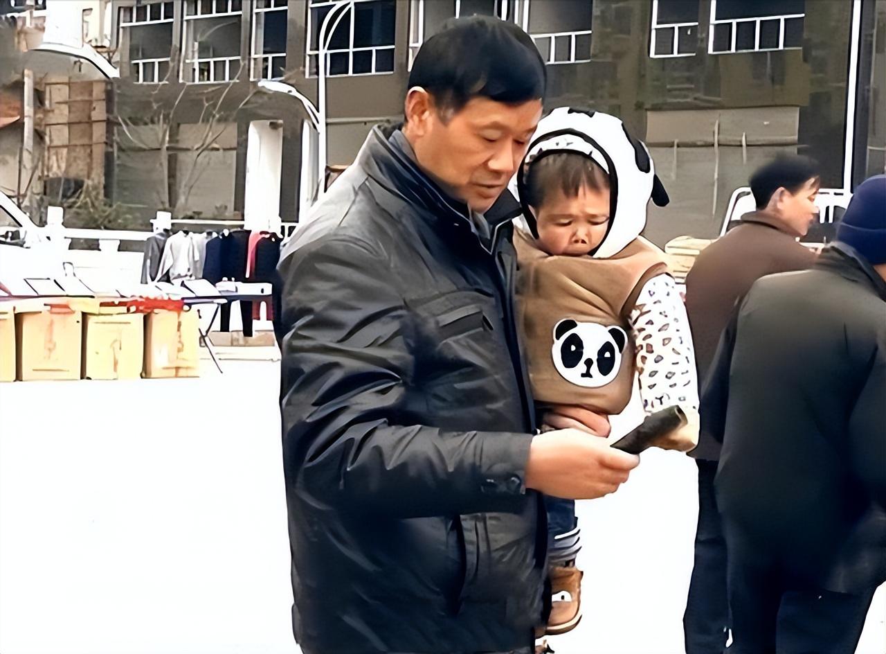 回顾袖珍人吴康:身高72厘米,手掌不足1个瓶盖大,靠拼图成功逆袭