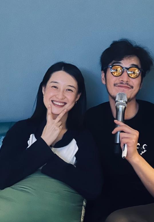 金世佳夫妇甜蜜日常曝光:妻子骑单车陪老公打球,一路上有说有笑