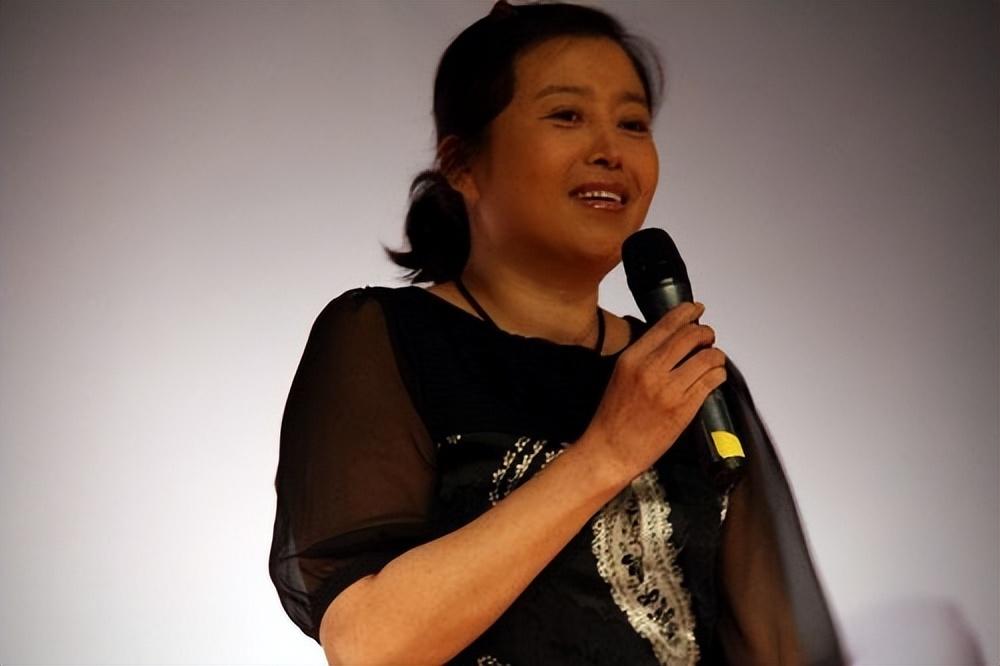 回顾丁嘉丽:两段婚姻伤人伤己,对儿女愧疚,今潜心向佛淡然老去