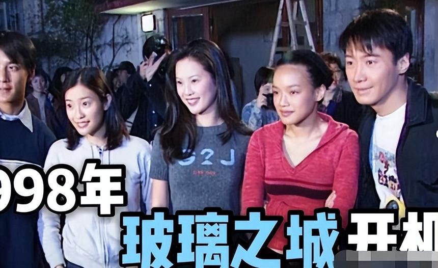 他们在《玻璃之城》扮演一对情侣,这份纯真赤诚的爱恋从剧里的角色