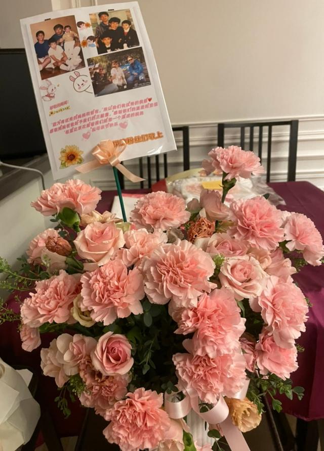 高以翔妈妈罕见露面,母亲节在温哥华度过,感谢粉丝送的鲜花!